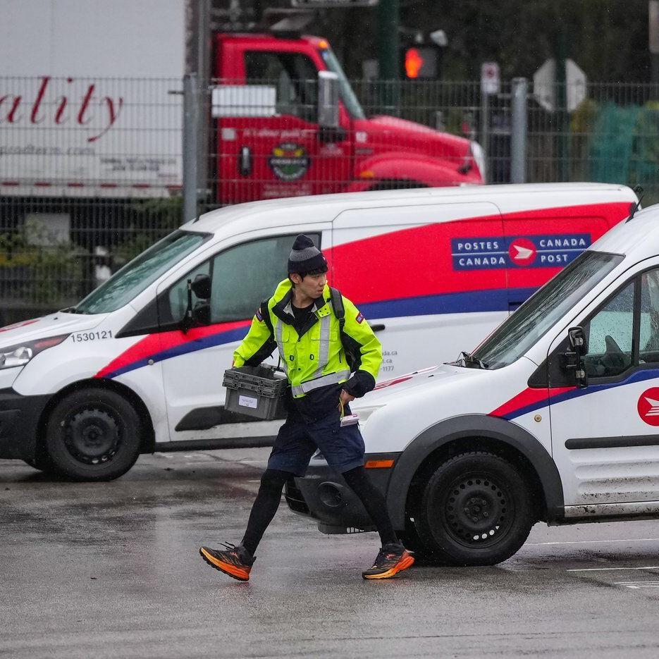 Ottawa puts latest Canada Post offer up for a vote by union members